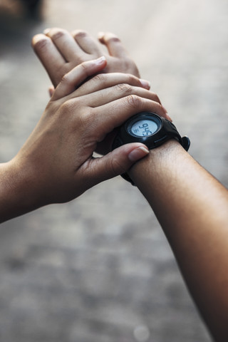 Arme einer jungen Frau mit Armbanduhr, Nahaufnahme, lizenzfreies Stockfoto