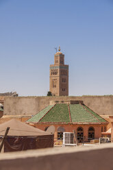 Marokko, Marrakesch, Blick auf die Koutoubia-Moschee - JUNF000333