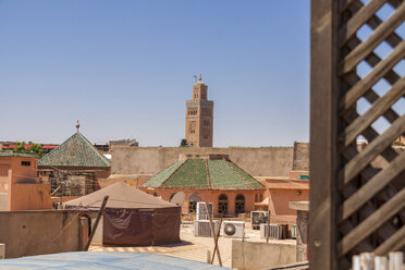 Marokko, Marrakesch, Blick auf die Koutoubia-Moschee - JUNF000334