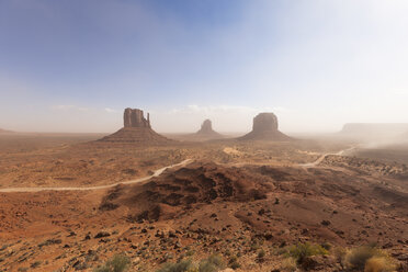 USA, Utah, Blick auf das Monument Valley, Navajo Nation Reservat - GIOF000045