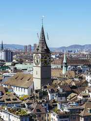 Schweiz, Zürich, Altstadt, Blick auf St. Peter Kirchenuhr - KRPF001520
