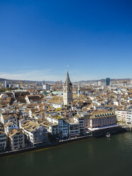 Schweiz, Zürich, Altstadt, Blick auf die Limmat, St. Peterskirche und Prime Tower - KRPF001522