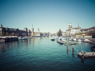 Schweiz, Zürich, Stadtbild, Blick auf die Limmat - KRPF001523