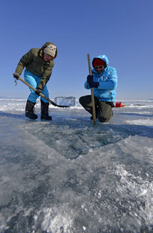 Russland, Baikalsee, Vorbereitung eines Eislochs zum Eistauchen - GNF001356