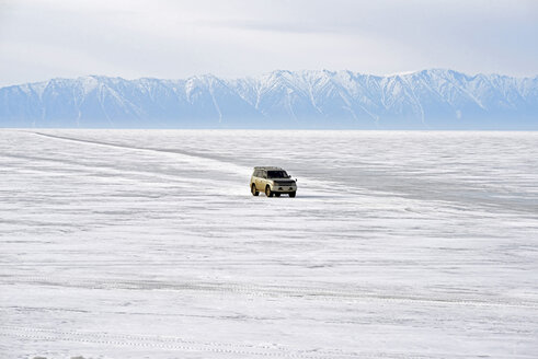 Russland, Baikalsee, Kleintransporter auf zugefrorenem See - GNF001358