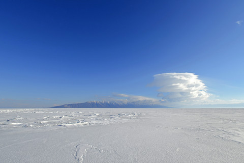 Russland, Baikalsee, sonniger Tag über dem zugefrorenen See, lizenzfreies Stockfoto