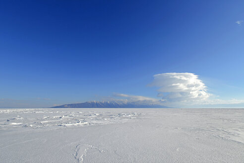 Russia, Lake Baikal, sunny day above frozen lake - GNF001353