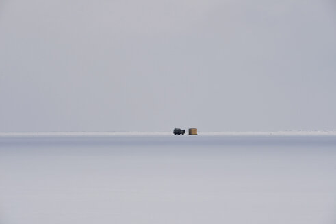 Russland, Baikalsee, Pickup auf zugefrorenem See neben einer Hütte zum Eisfischen - GNF001355