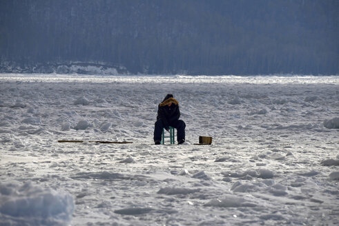 Russland, Baikalsee, Eisfischen auf zugefrorenem See - GNF001361