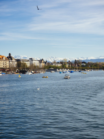 Schweiz, Zürich, Stadtbild, Zürichsee, Alpen im Hintergrund, lizenzfreies Stockfoto