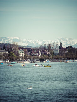 Schweiz, Zürich, Stadtbild, Zürichsee, Alpen im Hintergrund - KRPF001479