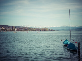 Schweiz, Zürich, Zürichsee, Alpen im Hintergrund - KRPF001480