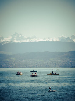 Schweiz, Zürich, Zürichsee mit Booten und Schwan, Alpen im Hintergrund - KRPF001532