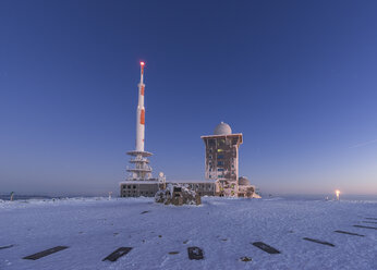 Deutschland, Sachsen-Anhalt, Nationalpark Harz, Brockenplateau mit Brockenhaus am Morgen - PVCF000441