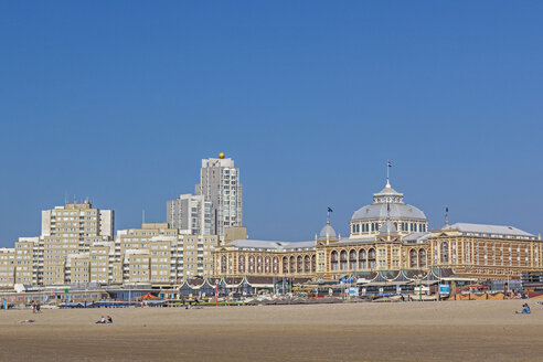 Niederlande, Den Haag, Scheveningen, Strand mit historischem Kurhaus, Hotel - MELF000065