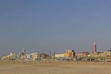 Niederlande, Den Haag, Blick auf den Strand von Scheveningen, Leuchtturm vom Buitenhaven - MELF000066