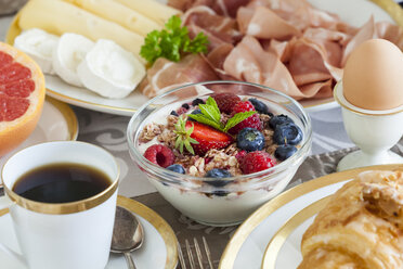 Frühstück, gedeckter Tisch, frisches Obstmüsli - JUNF000343