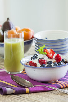 Frühstück, frisches Obstmüsli und grüner Smoothie - JUNF000344