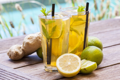 Homemade iced tea, lemonade with fresh ginger, lemon, lime and mint - JUNF000346