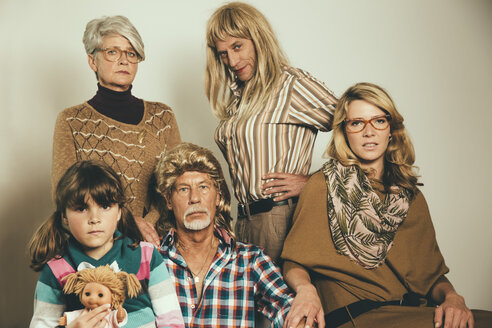 Porträt einer Familie in der Kleidung der achtziger Jahre - MFF001735