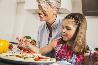 Kleines Mädchen und ihre Großmutter bereiten Pizza zu - MFF001736