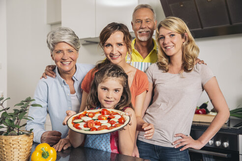 Gruppenbild einer Familie mit drei Generationen in der Küche - MFF001738