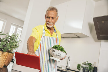 Mann benutzt digitales Tablet in der Küche - MFF001756