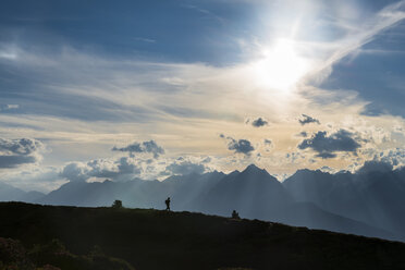 Österreich, Tirol, Wanderer in Berglandschaft - MKFF000224