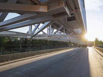 Deutschland, Kippenheimweiler, Bau einer Fußgängerbrücke - LAF001415