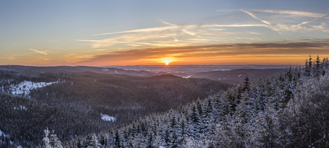 Deutschland, Sachsen-Anhalt, Nationalpark Harz, Landschaft im Winter bei Sonnenuntergang, lizenzfreies Stockfoto