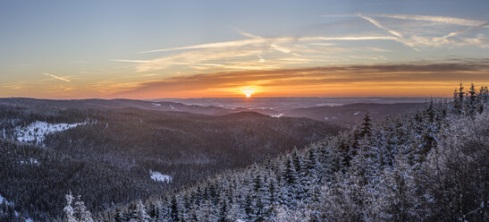 Deutschland, Sachsen-Anhalt, Nationalpark Harz, Landschaft im Winter bei Sonnenuntergang - PVCF000454
