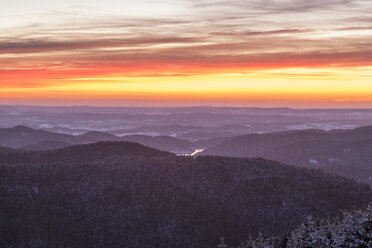 Deutschland, Sachsen-Anhalt, Nationalpark Harz, Landschaft im Winter bei Sonnenuntergang - PVCF000460