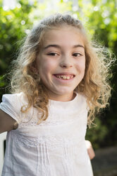 Porträt eines lächelnden kleinen Mädchens - RAEF000230
