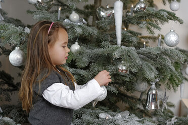 Kleines Mädchen beim Schmücken des Weihnachtsbaums - LBF001139