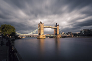 UK, London, Blick auf die Tower Bridge in der Dämmerung, Langzeitbelichtung - ZMF000412