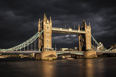 UK, London, Blick auf die Tower Bridge bei Sonnenuntergang, Langzeitbelichtung - ZMF000413