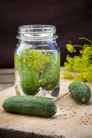 Einmachgläser mit Gurken, lizenzfreies Stockfoto