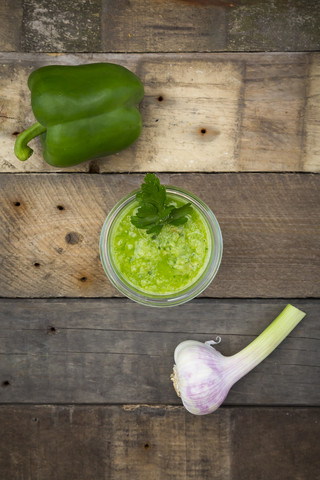 Grüner Gazpacho, grüne Paprika und Knoblauch auf Holz, lizenzfreies Stockfoto