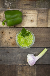 Grüner Gazpacho, grüne Paprika und Knoblauch auf Holz - LVF003663