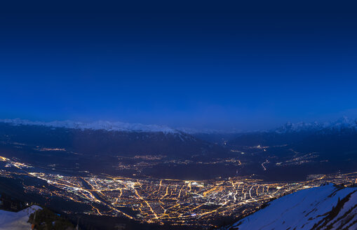 Österreich, Tirol, Innsbruck, Stadtbild bei Nacht - MKFF000226