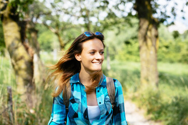 Porträt eines lächelnden Teenagers beim Wandern auf dem Lande - GIOF000066