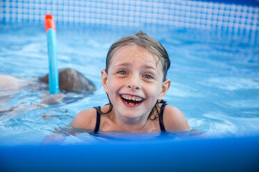 Porträt eines lachenden kleinen Mädchens in einem Schwimmbad - SARF002029