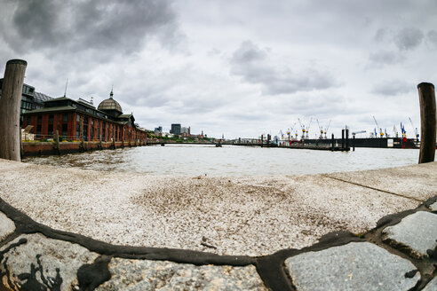 Deutschland, Hamburg, Fischmarkthalle und Hafeneinfahrt, Fischauge - KRPF001438