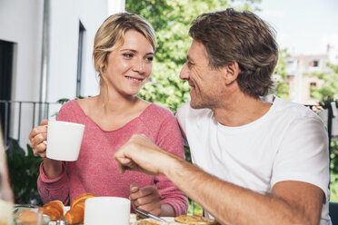 Couple having breakfast on balcony - MFF001699