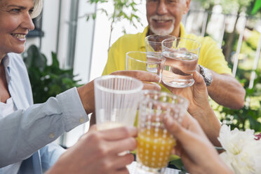 Familie, die mit Wasser und Saft anstößt, Nahaufnahme - MFF001781