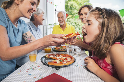Mädchen wird auf einer Familienfeier mit selbstgemachter Pizza gefüttert - MFF001711
