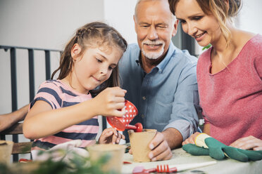 Drei Generationen Familie beim Gärtnern auf dem Balkon - MFF001719