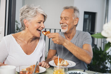 Älteres Ehepaar beim Frühstück auf dem Balkon - MFF001732