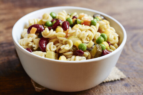 Pasta salad with fusilli pasta, kidney beans, corn, carrots, peas, pickles and black olives - HAWF000804