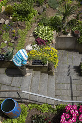 Ältere Frau arbeitet im Garten - MIDF000507